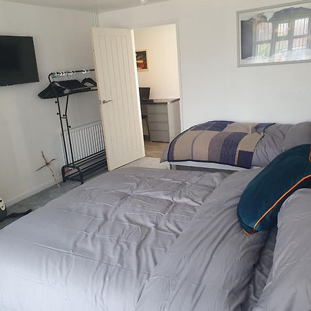 Modern Comfortable Quiet Self Contained Apartments ブラックリー エクステリア 写真