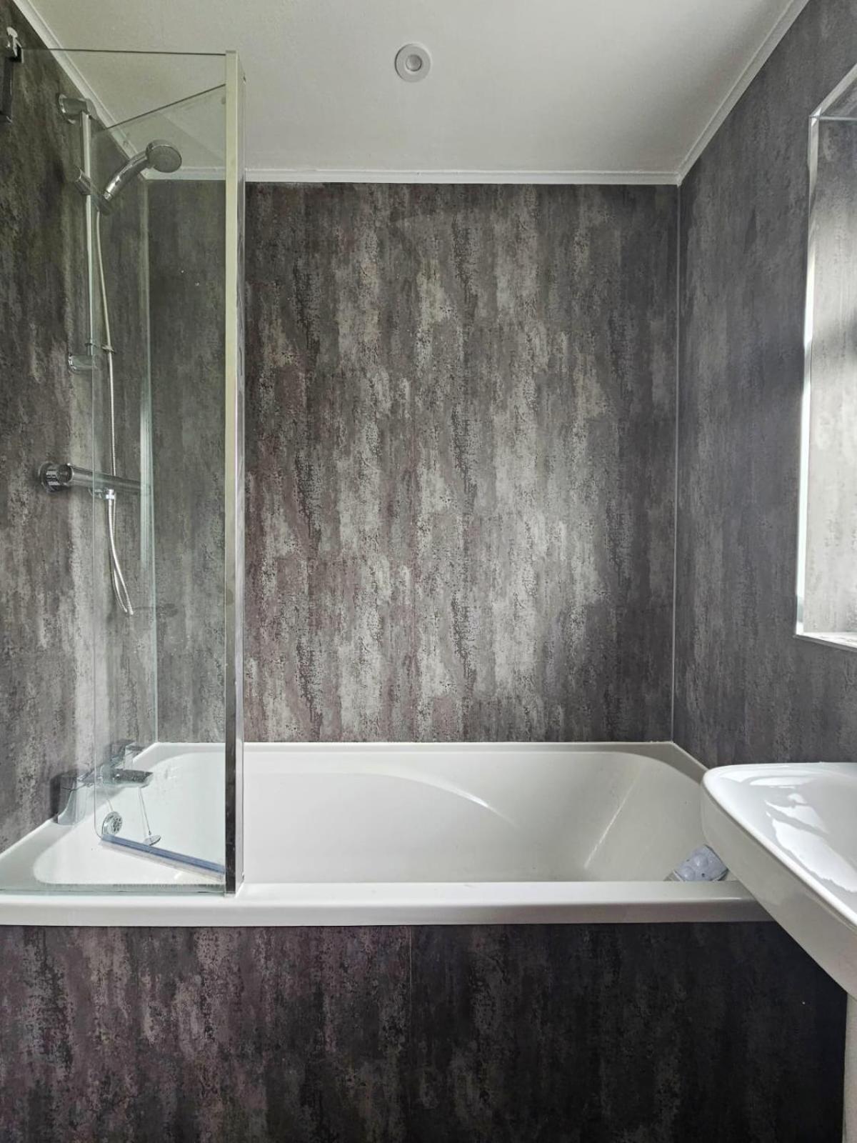 Modern Comfortable Quiet Self Contained Apartments ブラックリー エクステリア 写真