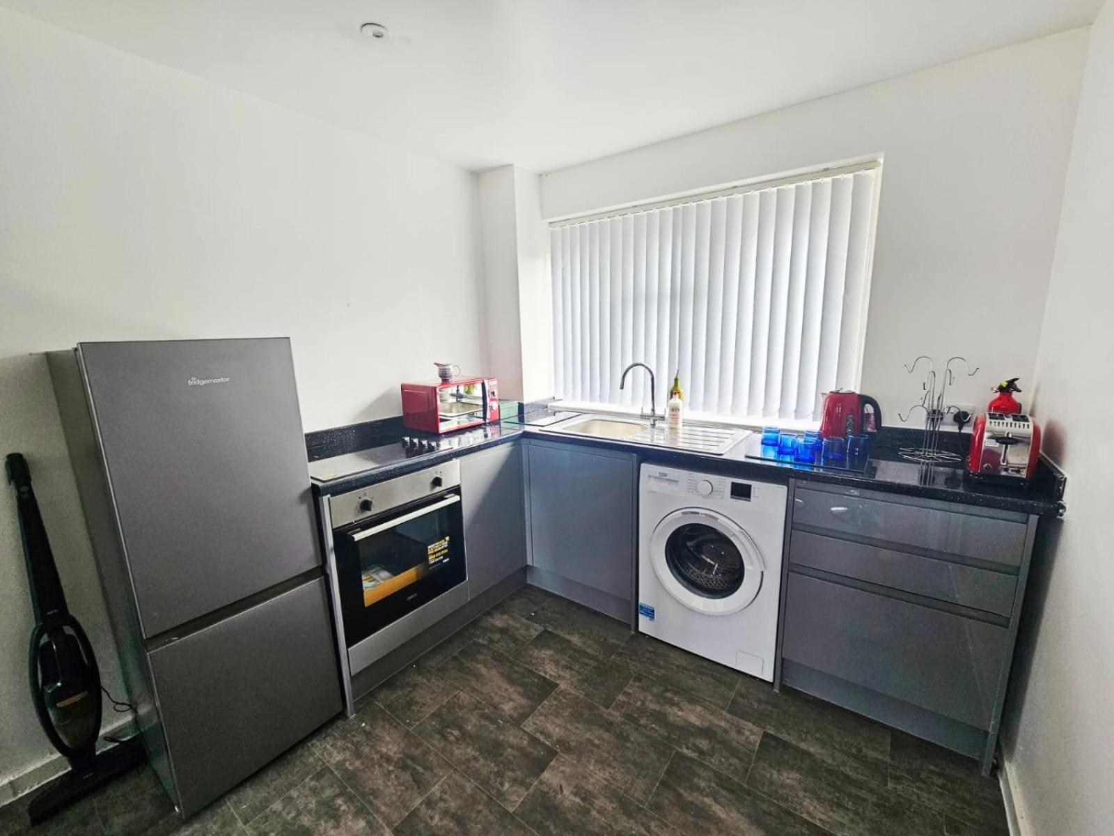 Modern Comfortable Quiet Self Contained Apartments ブラックリー エクステリア 写真