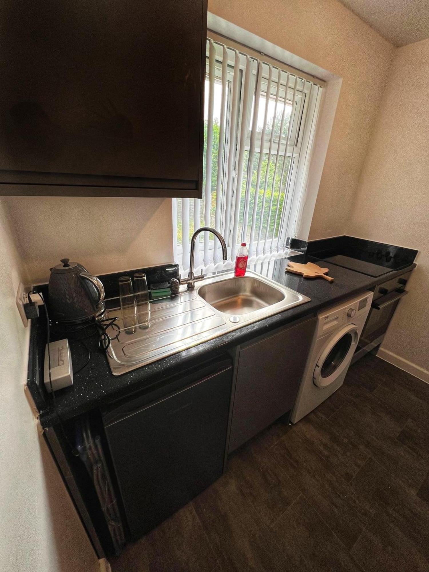 Modern Comfortable Quiet Self Contained Apartments ブラックリー エクステリア 写真