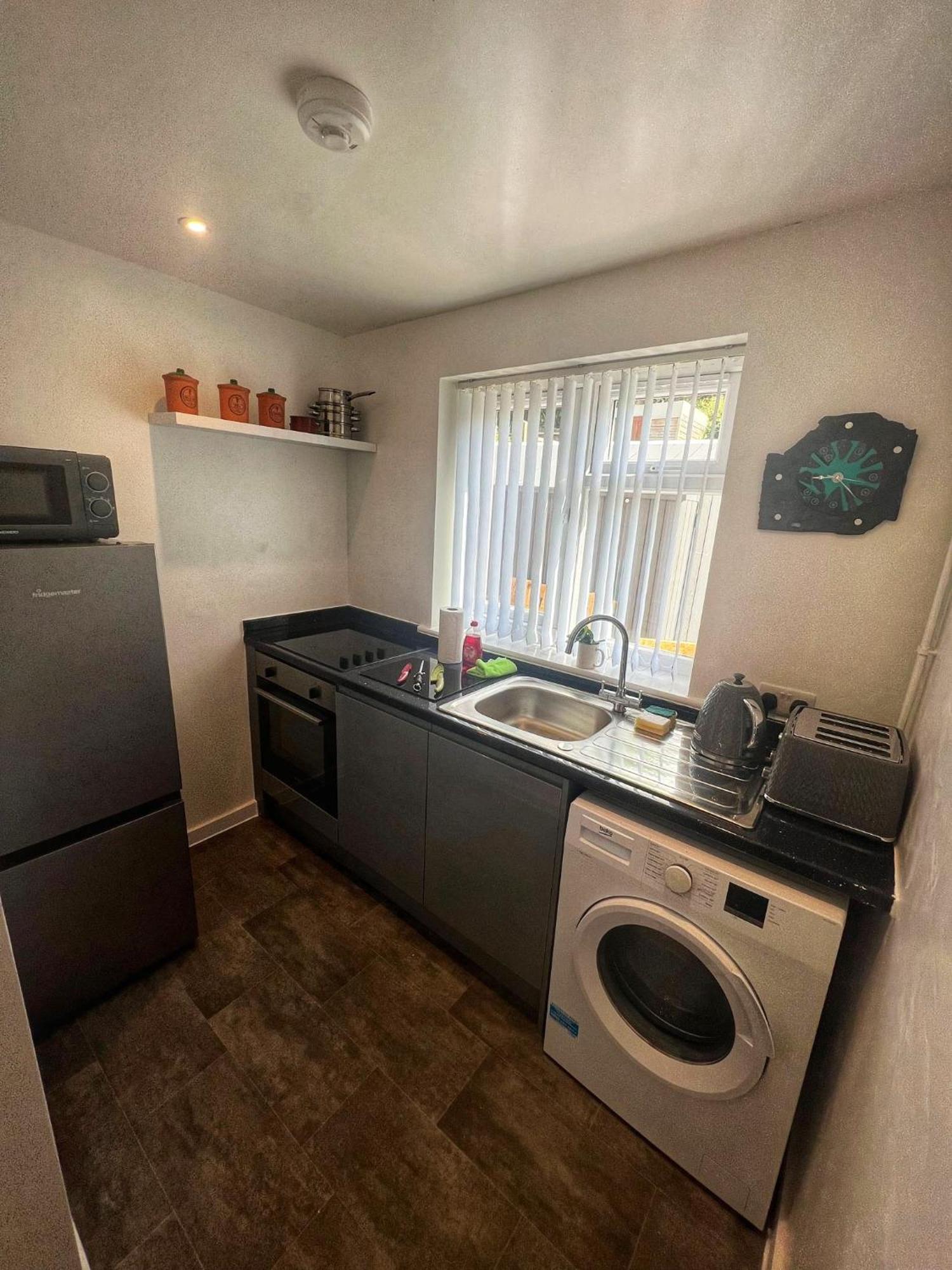 Modern Comfortable Quiet Self Contained Apartments ブラックリー エクステリア 写真
