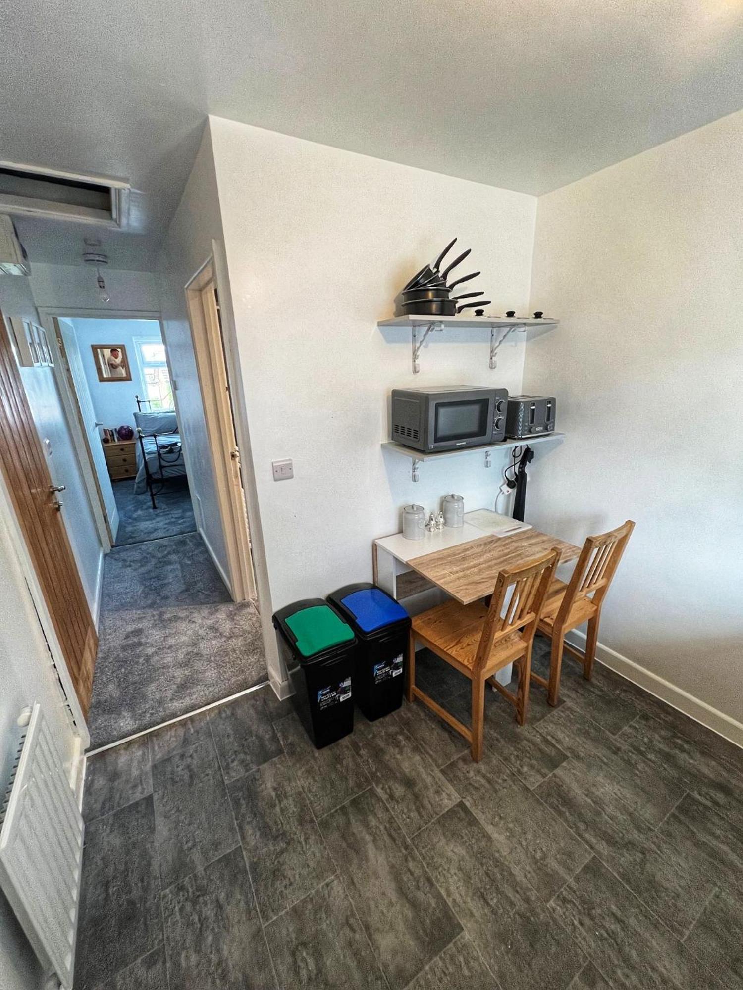Modern Comfortable Quiet Self Contained Apartments ブラックリー エクステリア 写真