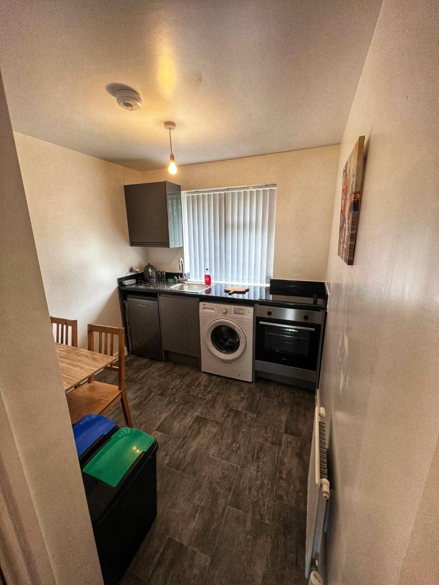 Modern Comfortable Quiet Self Contained Apartments ブラックリー エクステリア 写真